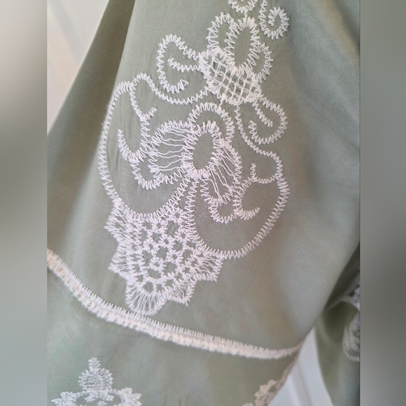 Democracy Sage Green Embroidered Peasant Top White Lace Boho Blouse - 1X EUC - Picture 7 of 12